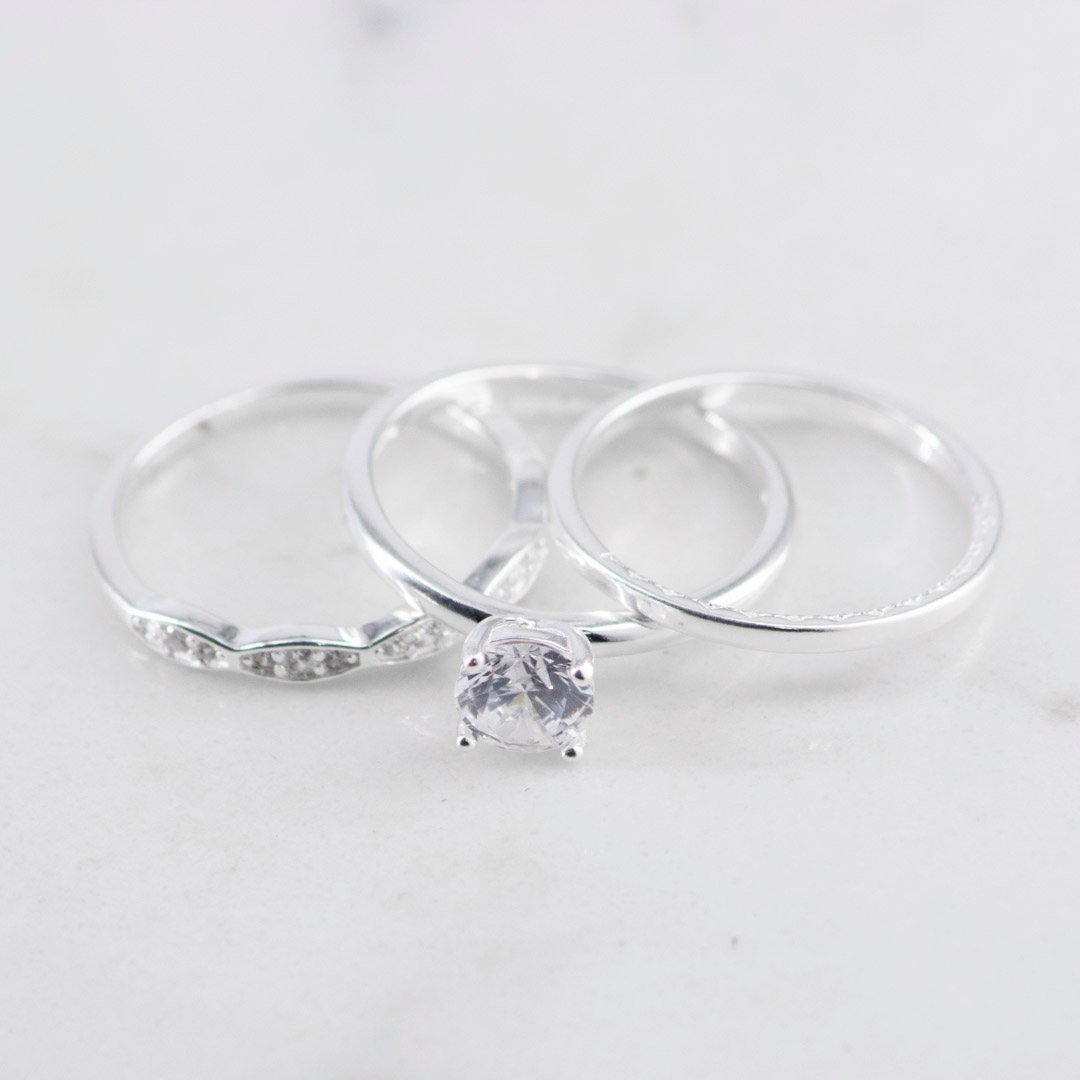 TRIO DE ANILLOS SOLITARIO, TALLADO Y 5 PUNTAS